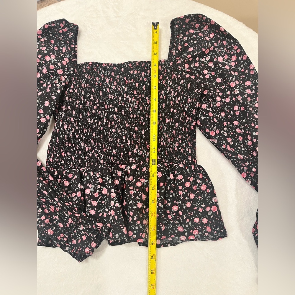 Small Dizzy Lizzy Long Balloon Sleeve Smocked Top. Size small - Picture 6 of 9